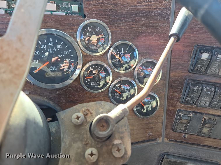 image for item DO1756 1999 Western Star 4964EX winch truck