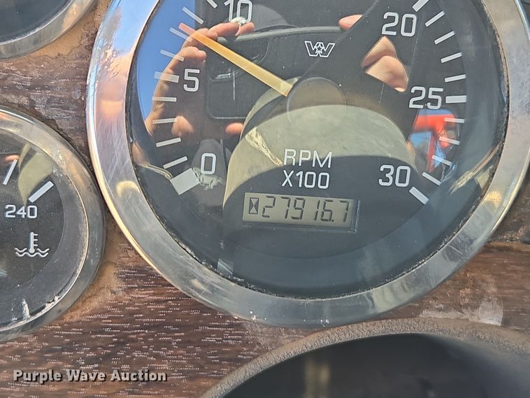 image for item DO1756 1999 Western Star 4964EX winch truck