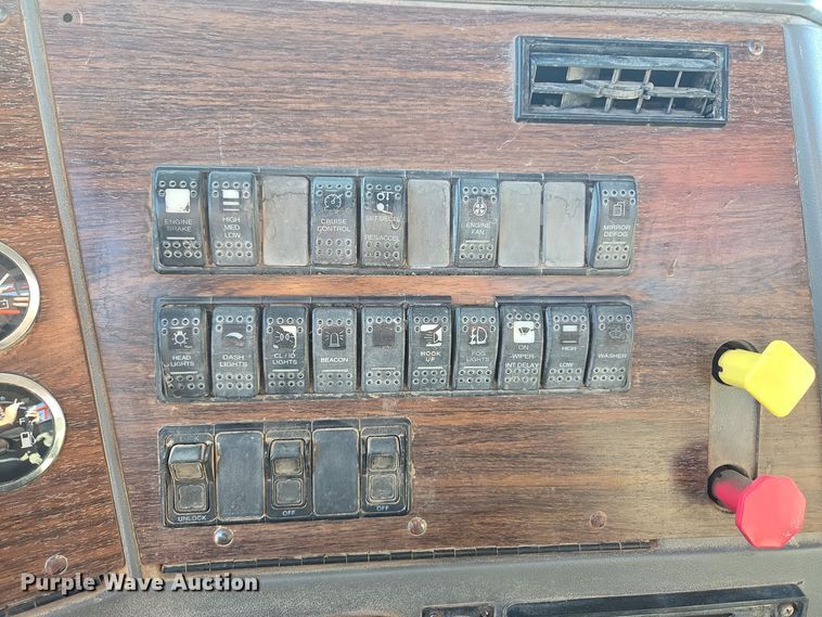 image for item DO1756 1999 Western Star 4964EX winch truck