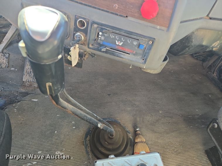 image for item DO1756 1999 Western Star 4964EX winch truck