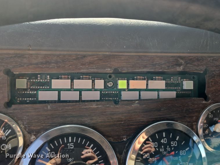 image for item DO1756 1999 Western Star 4964EX winch truck