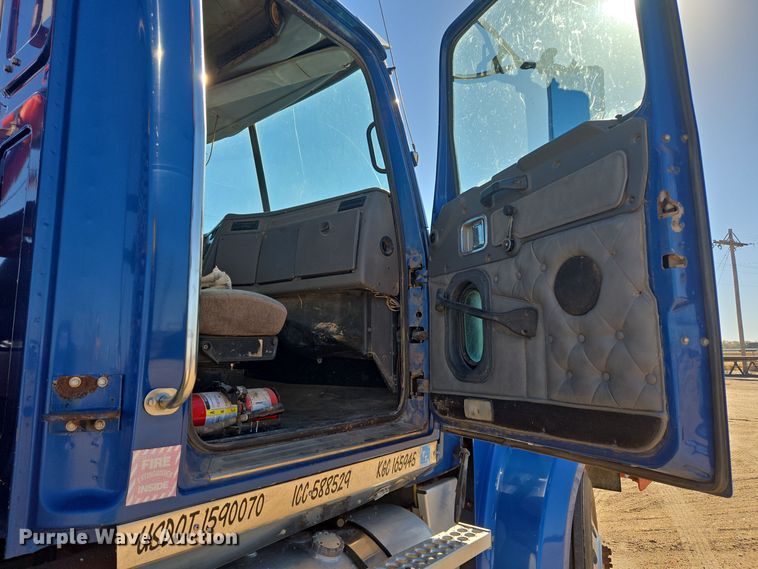 image for item DO1756 1999 Western Star 4964EX winch truck