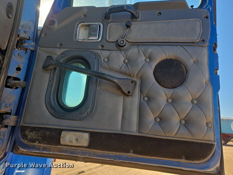 image for item DO1756 1999 Western Star 4964EX winch truck