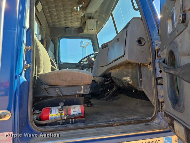 image for item DO1756 1999 Western Star 4964EX winch truck