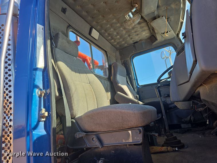 image for item DO1756 1999 Western Star 4964EX winch truck