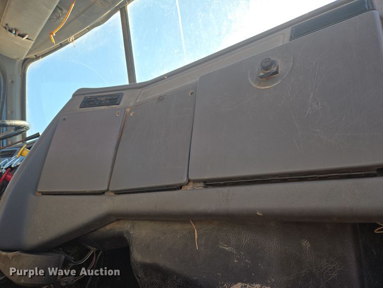 image for item DO1756 1999 Western Star 4964EX winch truck