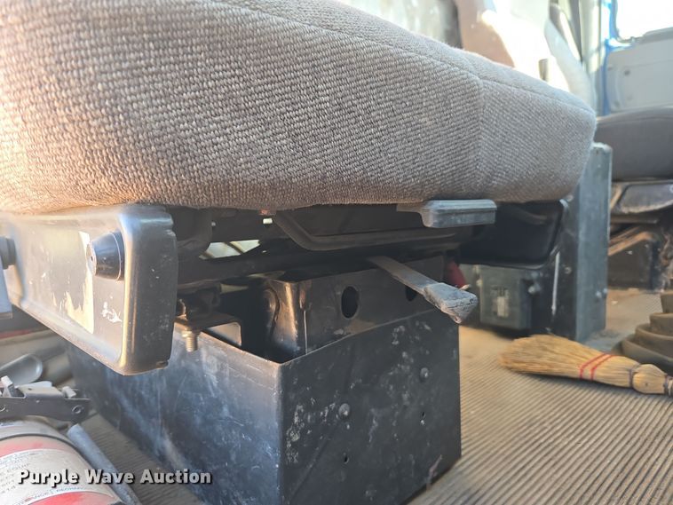 image for item DO1756 1999 Western Star 4964EX winch truck