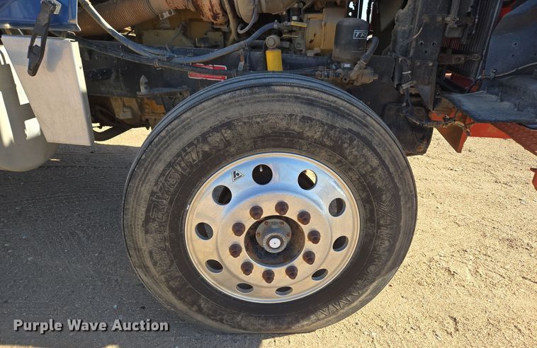 image for item DO1756 1999 Western Star 4964EX winch truck