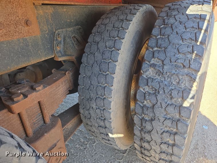 image for item DO1756 1999 Western Star 4964EX winch truck