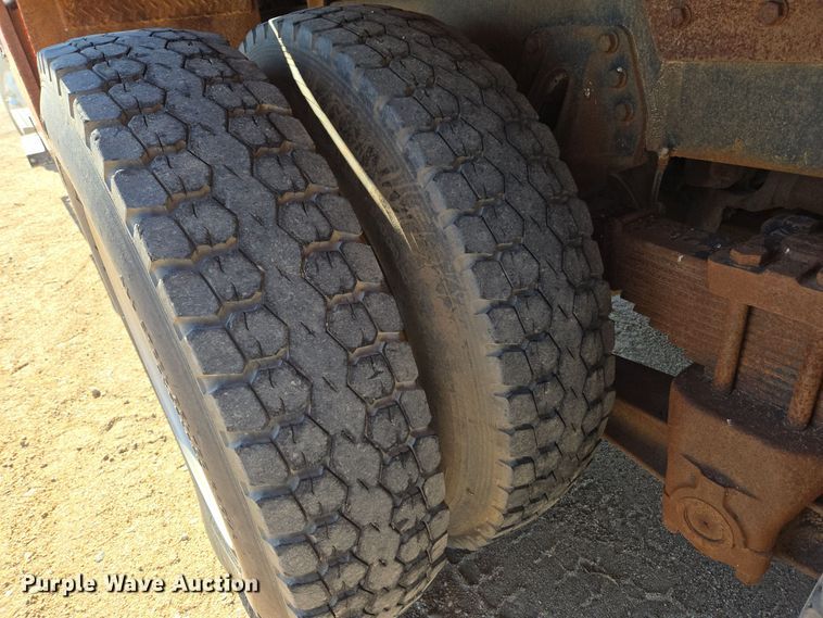 image for item DO1756 1999 Western Star 4964EX winch truck