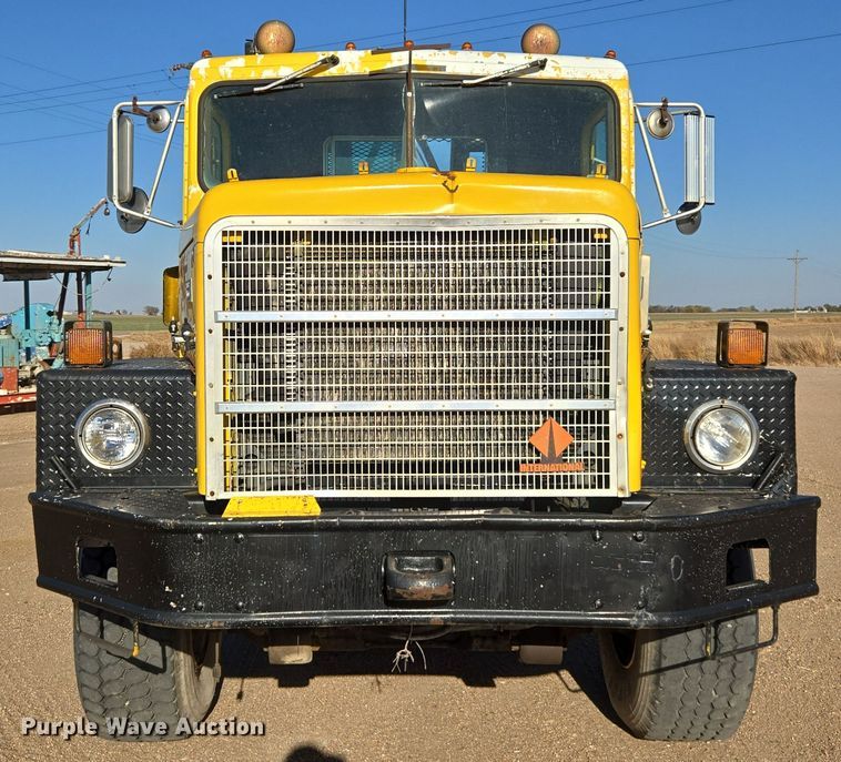 image for item DO1757 1991 International Paystar 5000 winch truck