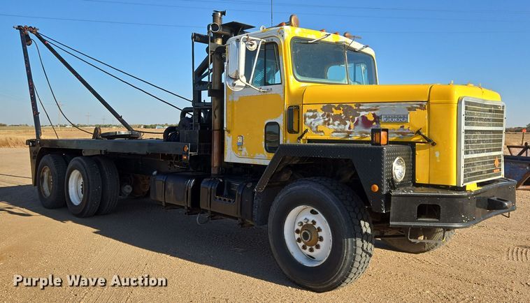 image for item DO1757 1991 International Paystar 5000 winch truck