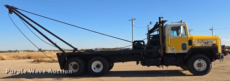 image for item DO1757 1991 International Paystar 5000 winch truck