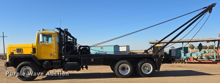 image for item DO1757 1991 International Paystar 5000 winch truck