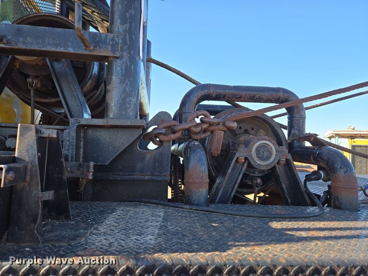 image for item DO1757 1991 International Paystar 5000 winch truck