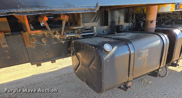 image for item DO1757 1991 International Paystar 5000 winch truck