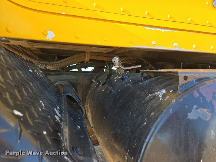 image for item DO1757 1991 International Paystar 5000 winch truck