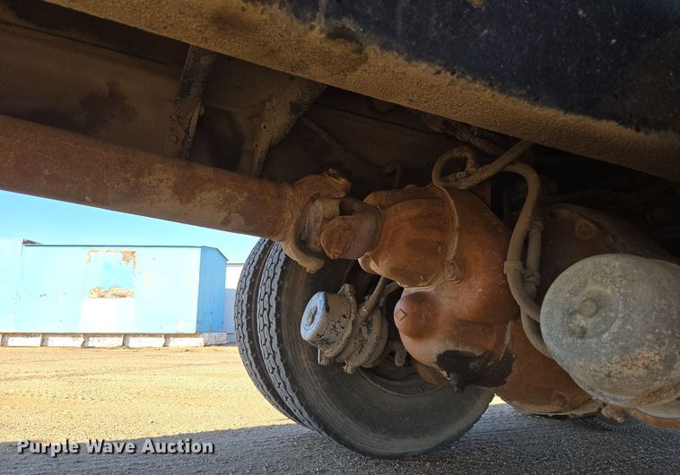 image for item DO1757 1991 International Paystar 5000 winch truck