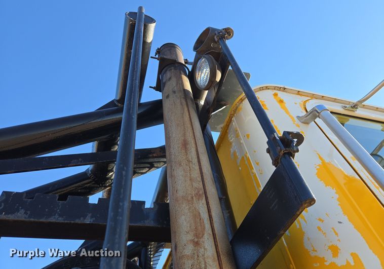 image for item DO1757 1991 International Paystar 5000 winch truck