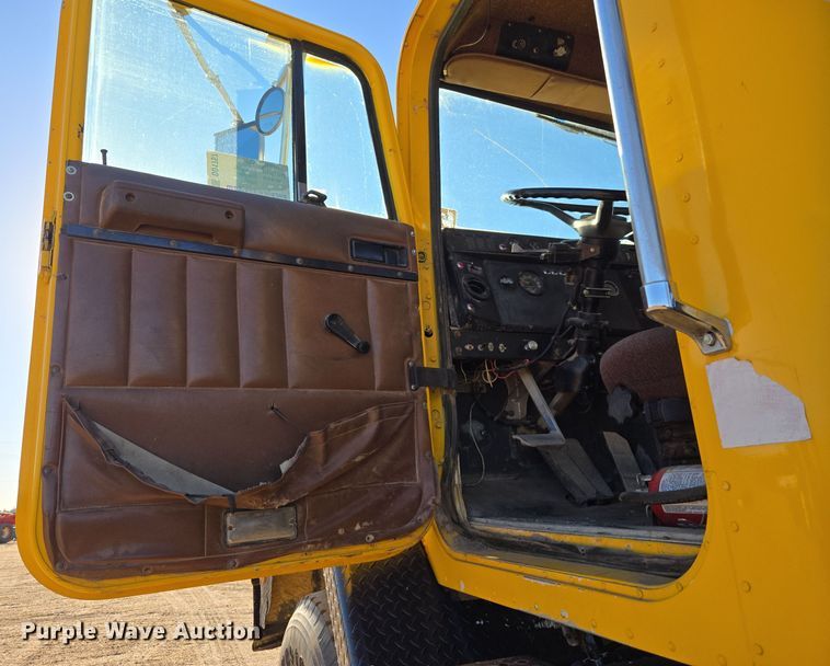 image for item DO1757 1991 International Paystar 5000 winch truck