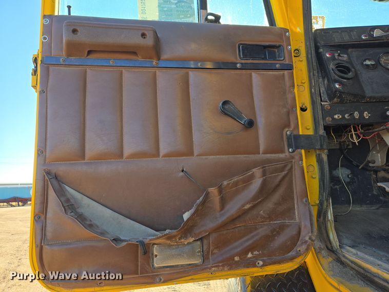 image for item DO1757 1991 International Paystar 5000 winch truck