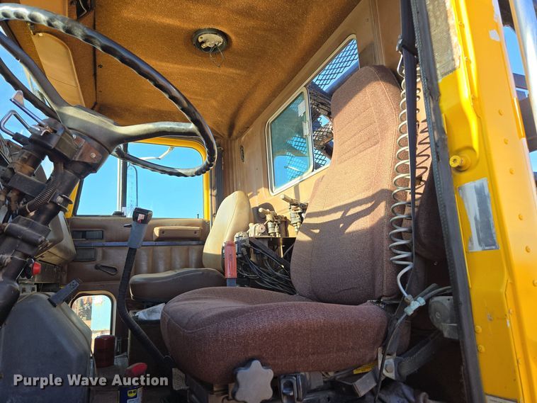 image for item DO1757 1991 International Paystar 5000 winch truck