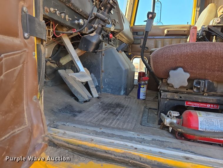 image for item DO1757 1991 International Paystar 5000 winch truck