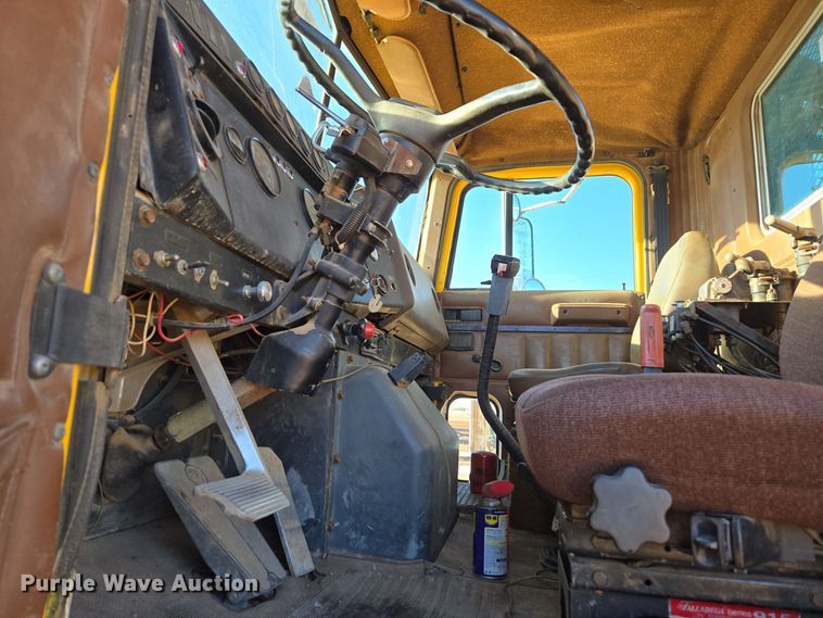 image for item DO1757 1991 International Paystar 5000 winch truck