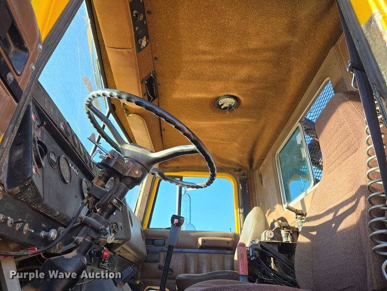 image for item DO1757 1991 International Paystar 5000 winch truck