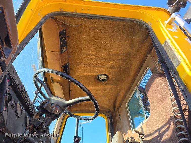 image for item DO1757 1991 International Paystar 5000 winch truck