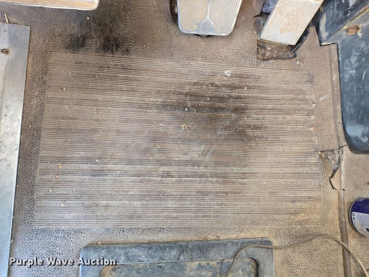 image for item DO1757 1991 International Paystar 5000 winch truck