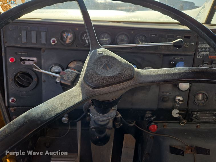 image for item DO1757 1991 International Paystar 5000 winch truck