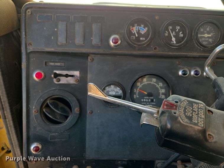 image for item DO1757 1991 International Paystar 5000 winch truck