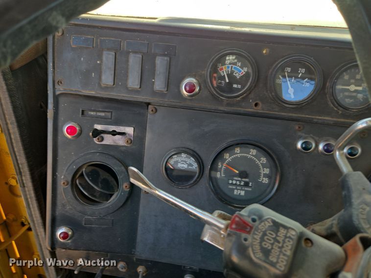 image for item DO1757 1991 International Paystar 5000 winch truck