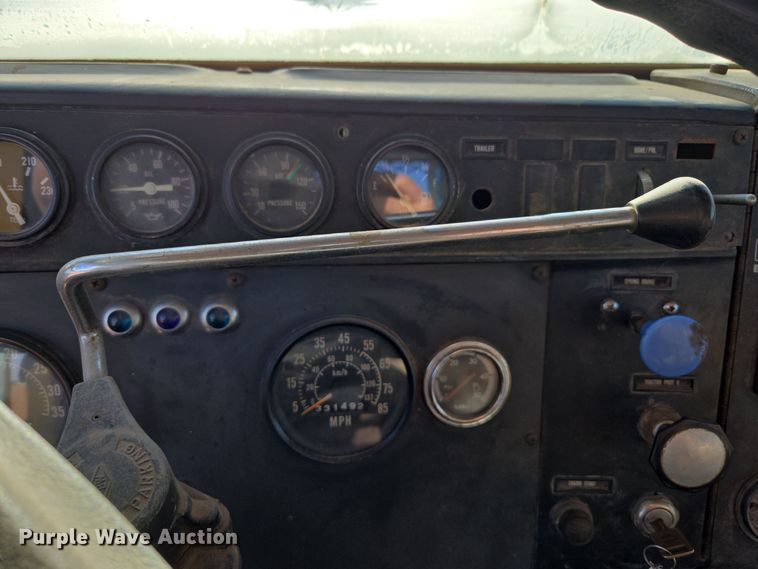 image for item DO1757 1991 International Paystar 5000 winch truck