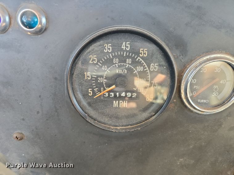 image for item DO1757 1991 International Paystar 5000 winch truck