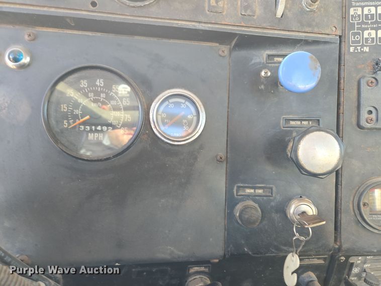 image for item DO1757 1991 International Paystar 5000 winch truck