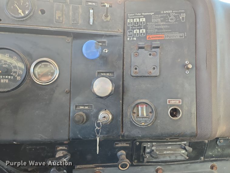 image for item DO1757 1991 International Paystar 5000 winch truck