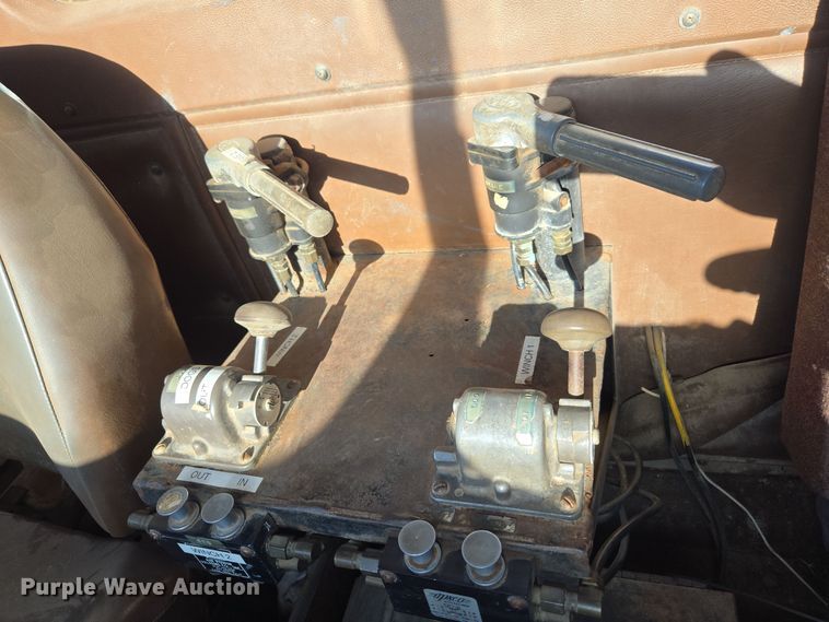 image for item DO1757 1991 International Paystar 5000 winch truck