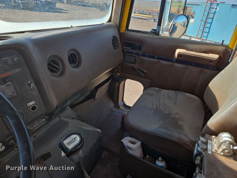 image for item DO1757 1991 International Paystar 5000 winch truck