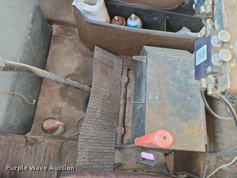 image for item DO1757 1991 International Paystar 5000 winch truck