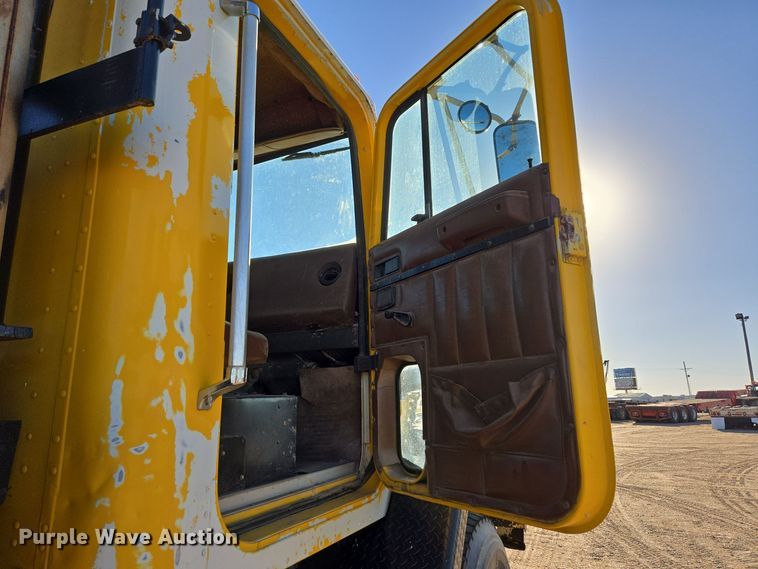 image for item DO1757 1991 International Paystar 5000 winch truck