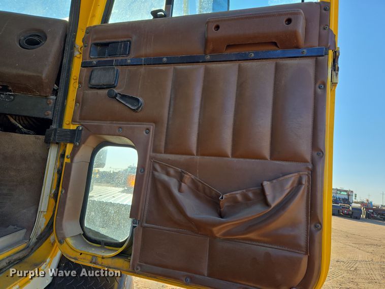 image for item DO1757 1991 International Paystar 5000 winch truck