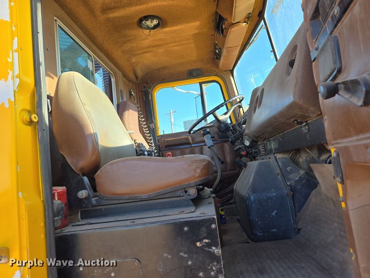 image for item DO1757 1991 International Paystar 5000 winch truck