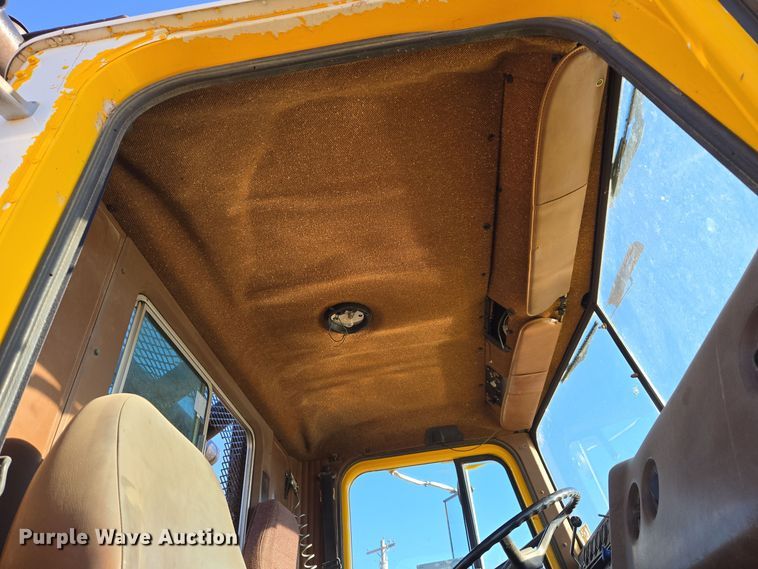 image for item DO1757 1991 International Paystar 5000 winch truck