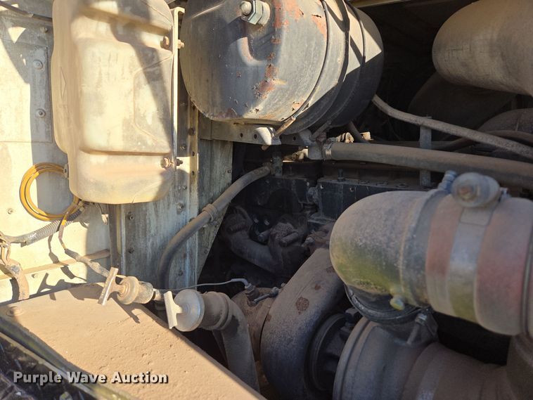 image for item DO1757 1991 International Paystar 5000 winch truck