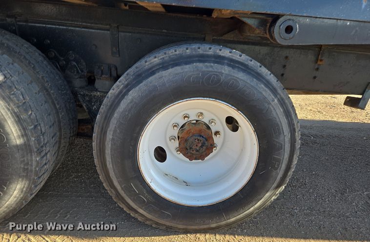 image for item DO1757 1991 International Paystar 5000 winch truck