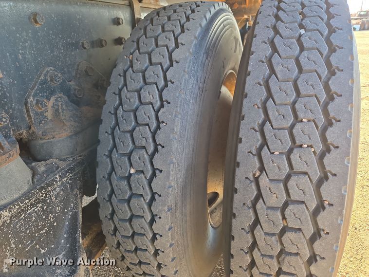 image for item DO1757 1991 International Paystar 5000 winch truck