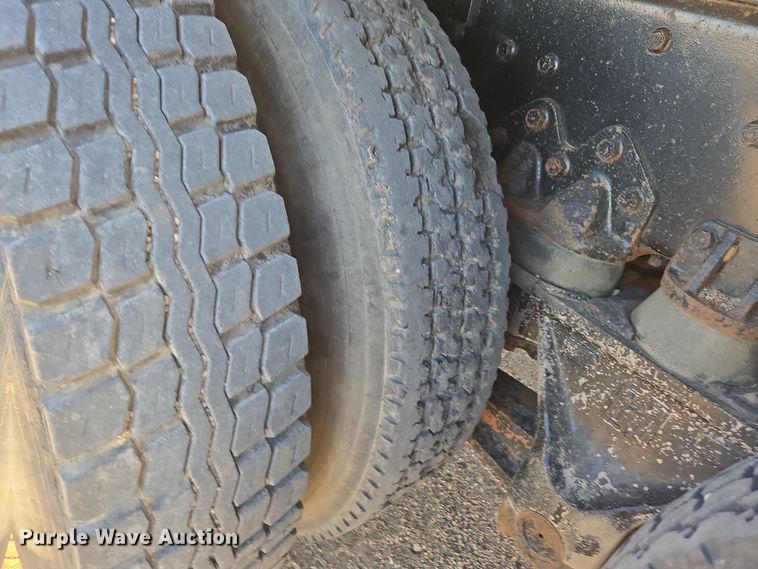 image for item DO1757 1991 International Paystar 5000 winch truck