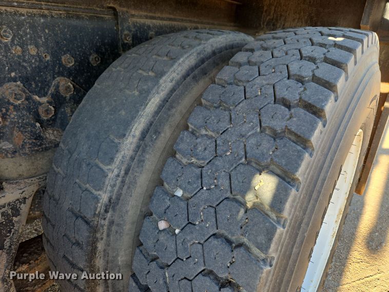 image for item DO1757 1991 International Paystar 5000 winch truck